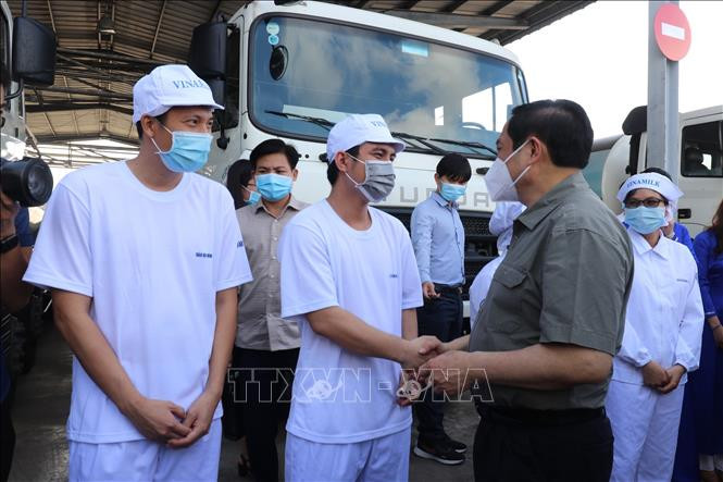 Đoàn công tác của Chính phủ do Thủ tướng Chính phủ Phạm Minh Chính dẫn đầu kiểm tra công tác phòng, chống dịch tại Bình Dương; thăm động viên công nhân tại nhà máy sữa Vinamilk (KCN Mỹ Phước thị xã Bến Cát, tỉnh Bình Dương). Ảnh: TTXVN phát