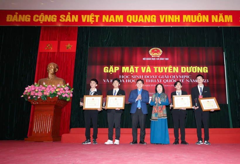 Tặng Bằng khen của Bộ trưởng Bộ Giáo dục và Đào tạo cho học sinh đoạt Huy chương Vàng Olympic và Khoa học kỹ thuật quốc tế năm 2023. Ảnh: Thanh Tùng - TTXVN