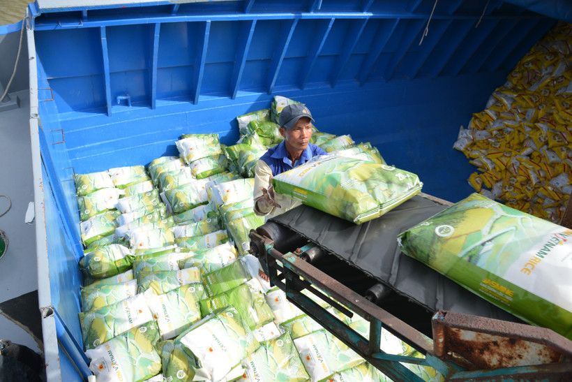 Thương hiệu gạo “Cơm ViệtNam Rice” của Lộc Trời sắp được bày bán trong siêu thị tại châu Âu. Ảnh: TTXVN phát