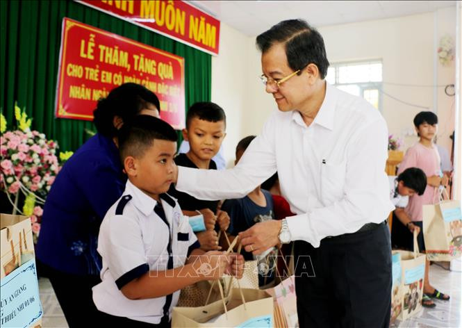 Ngày Quốc tế thiếu nhi 1/6: Tặng quà cho trẻ em có hoàn cảnh đặc biệt khó khăn