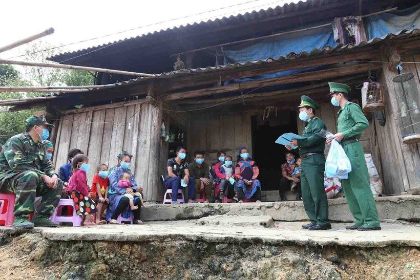 Cán bộ, chiến sĩ Đồn Biên phòng Pha Long, Bộ đội Biên phòng tỉnh Lào Cai tuyên truyền biện pháp phòng dịch cho đồng bào dân tộc thiểu số. Ảnh: Dương Giang