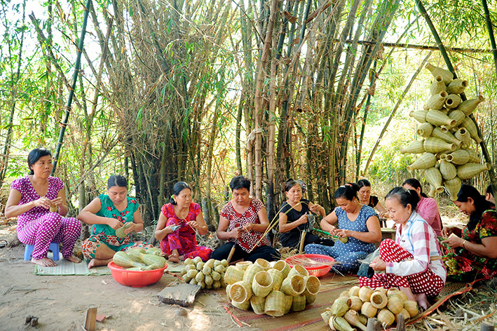 Làng nghề đan lát Đại An, huyện Trà Cú (Trà Vinh) sản xuất nhiều loại sản phẩm như: rổ, thúng, bình hoa, giỏ hoa…, giải quyết việc làm thường xuyên cho hơn 500 lao động, chủ yếu là người Khmer. Ảnh: An Hiếu
