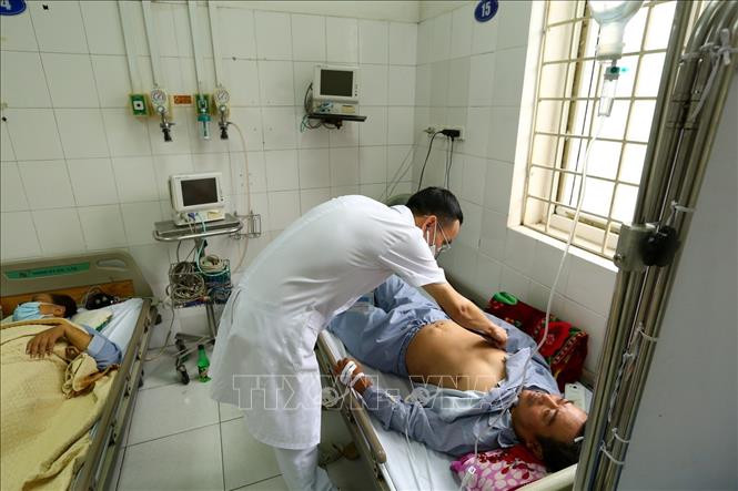 Bác sĩ khám cho bệnh nhân sốt xuất huyết đang điều trị tại khoa Truyền nhiễm, bệnh viện đa khoa Đống Đa. Ảnh: Minh Quyết – TTXVN