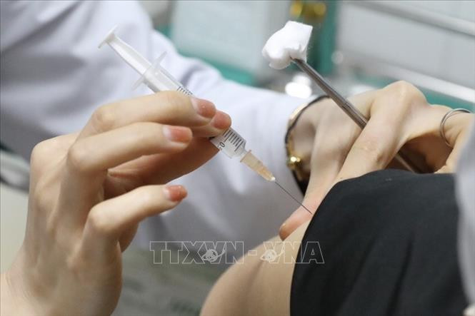 Tiêm mũi 2, đợt 2 thử nghiệm vaccine Nano Covax phòng COVID-19. Ảnh: Minh Quyết - TTXVN