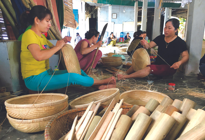 Làng nghề mây tre đan Bao La giải quyết việc làm cho hàng trăm lao động với mức thu nhập từ 3,5 triệu đến 4 triệu đồng/người/tháng. Ảnh: Hồ Cầu - DTMN