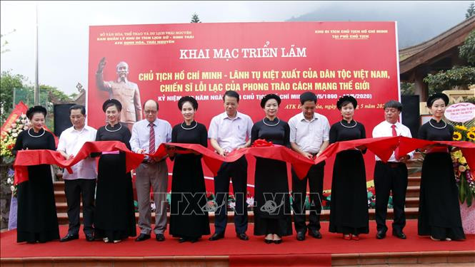 Các đại biểu cắt băng khai mạc Triển lãm. Trong ảnh: TTXVN