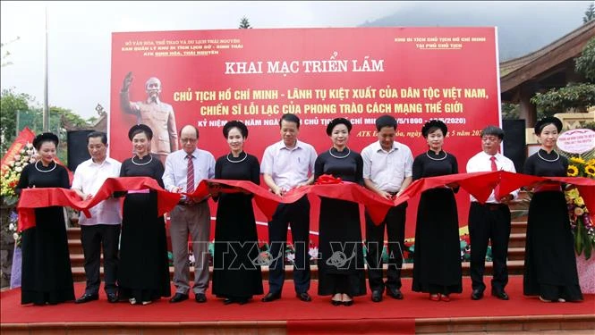 Các đại biểu cắt băng khai mạc Triển lãm. Trong ảnh: TTXVN