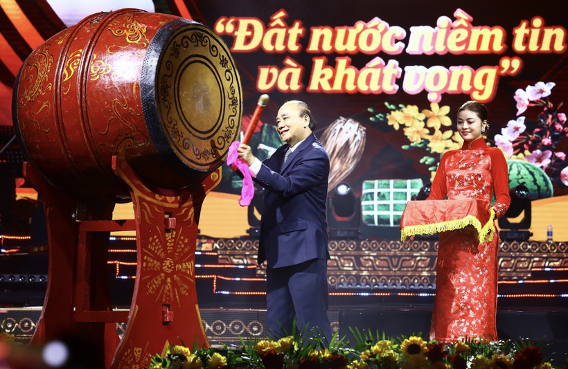 Chủ tịch nước Nguyễn Xuân Phúc dự chương trình nghệ thuật “Xuân Quê hương” 2023