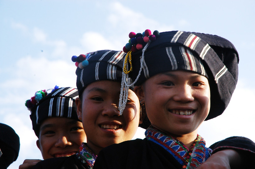 Em gái dân tộc Hà Nhì (Lai Châu) chơi đánh cầu trong ngày Tết Gạ Ma Thú (Tết cấm bản). Ảnh: Hải Yến