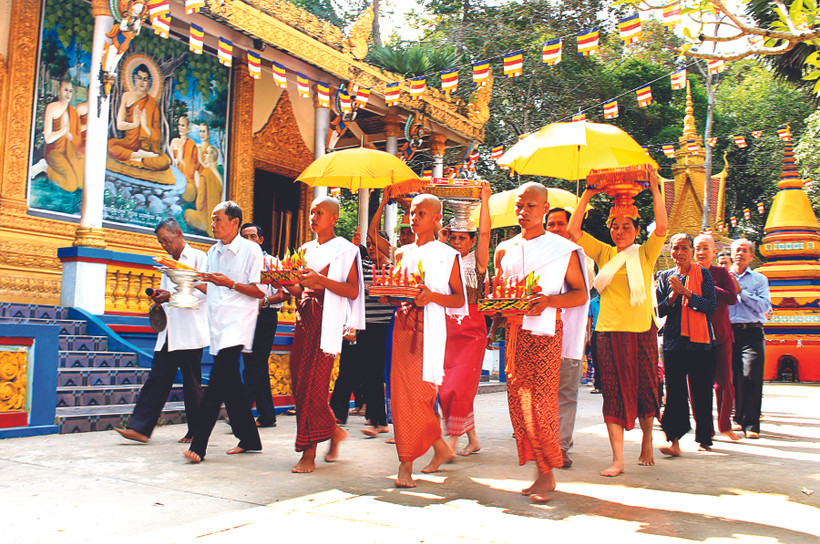 Nghi thức đón chư thiên trong Tết cổ truyền Vào năm mới của đồng bào Khmer Nam Bộ tại chùa Dơi (Sóc Trăng). Ảnh: Sơn Hên