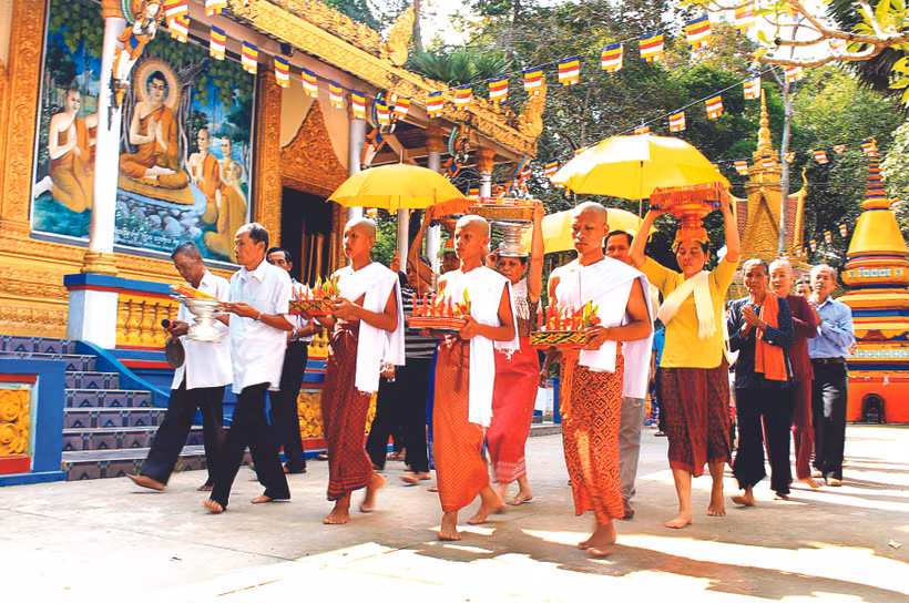 Nghi thức đón chư thiên trong Tết cổ truyền Vào năm mới của đồng bào Khmer Nam Bộ tại chùa Dơi (Sóc Trăng). Ảnh: Sơn Hên