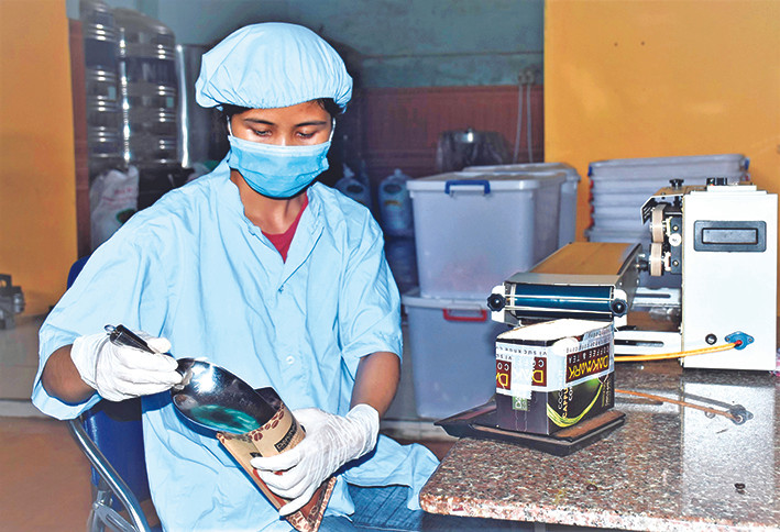Sản xuất cà phê rang xay DakMark. Ảnh: Văn Phương