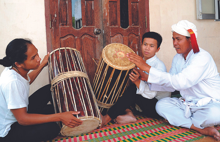 Nghệ nhân Phú Văn Lương luôn sẵn sàng truyền lửa cho nhiều thế hệ thanh niên địa phương niềm đam mê tiếng trống ghinăng. Ảnh: An Hiếu