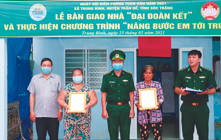 Bàn giao nhà đại đoàn kết cho hộ nghèo tại xã Trung Bình, huyện Trần Đề từ nguồn huy động đóng góp của Bộ đội Biên phòng tỉnh Sóc Trăng. Ảnh: Trung Hiếu
