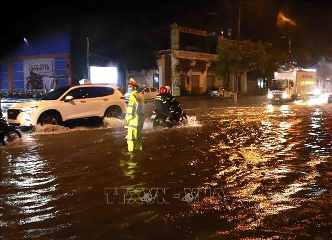 Cảnh sát giao thông có mặt tại đường Tôn Đức Thắng thành phố Vĩnh Yên (Vĩnh Phúc) để phân luồng giao thông cho các phương tiện di chuyển. Ảnh: Hoàng Hùng – TTXVN