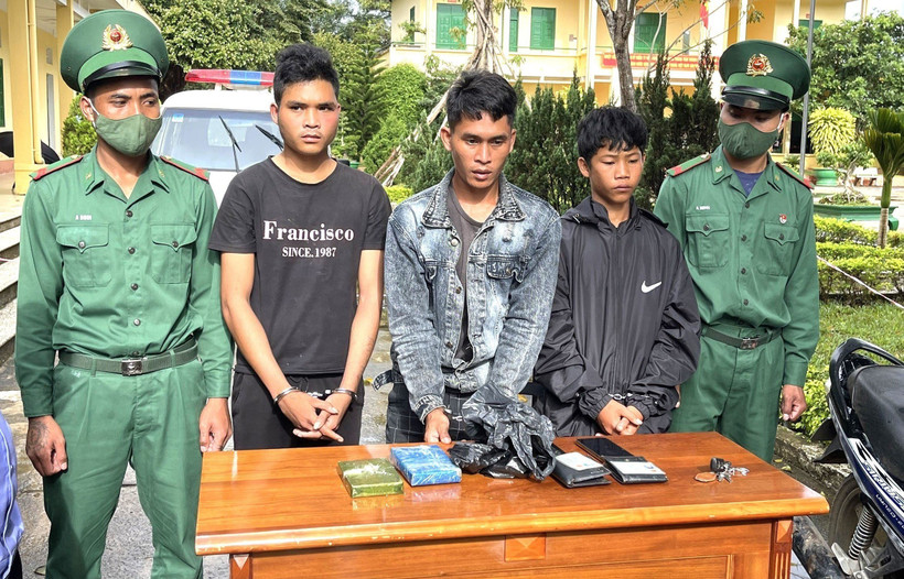 Kon Tum: Bắt 3 đối tượng, thu giữ 2 bánh heroin ở vùng biên