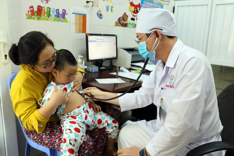 Khi bị sốt đến ngay cơ sở y tế để được khám và tư vấn điều trị. Không tự ý điều trị tại nhà. Ảnh: Công Thử