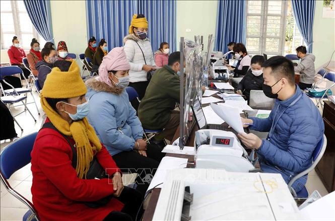 Một buổi giao dịch cho vay tại điểm giao dịch xã Quài Nưa, huyện Tuần Giáo, tỉnh Điện Biên. Ảnh: Trần Việt - TTXVN