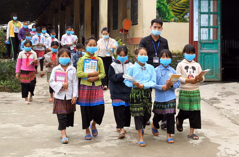 Việc ban hành Nghị quyết số 12/2021/NQ-HĐND của Hội đồng Nhân dân tỉnh Lào Cai đã thể hiện sự quan tâm, chia sẻ của tỉnh trước những khó khăn của người dân trong vấn đề giáo dục. Ảnh: Quốc Khánh