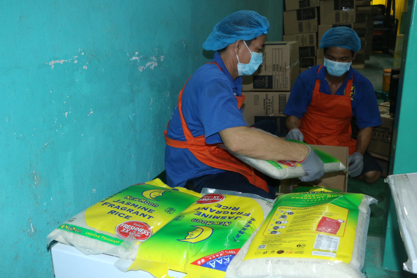 Đóng gói sản phẩm gạo từ hút khi chân không của doanh nghiệp Phước Thành 2 (phường Tân Khánh, TP. Tân An, tỉnh Long An). Ảnh: Thanh Binh-TTXVN