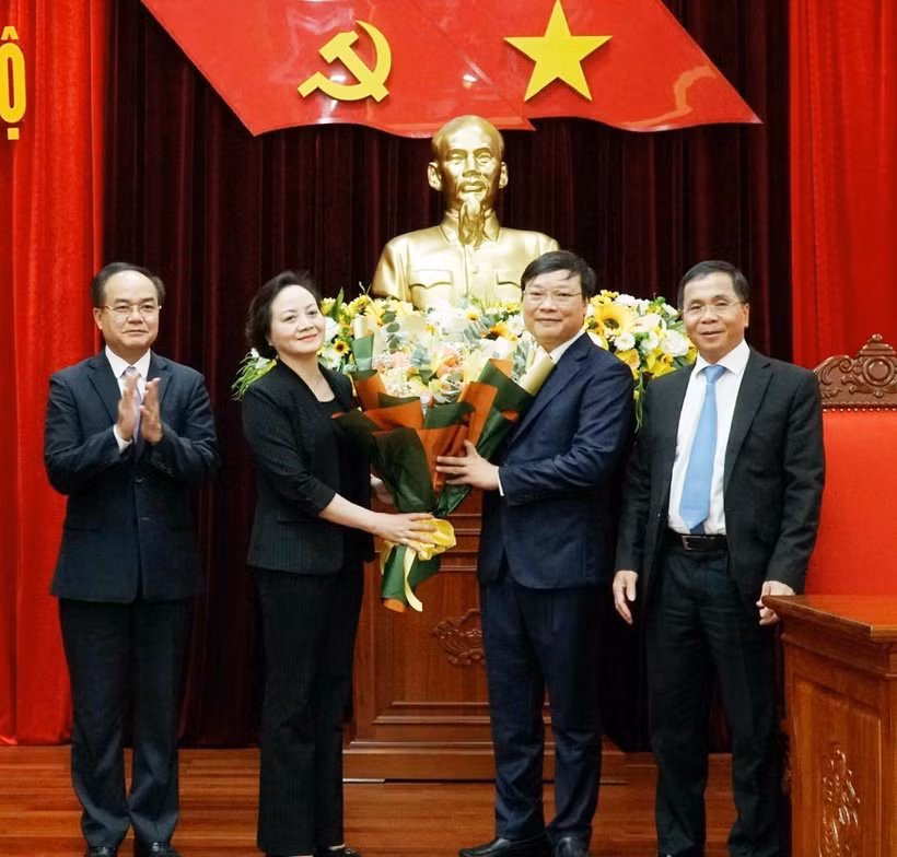 Đồng chí Phạm Thị Thanh Trà, Bộ trưởng Bộ Nội vụ chúc mừng đồng chí Trương Hải Long. Ảnh: Hoài Nam – TTXVN