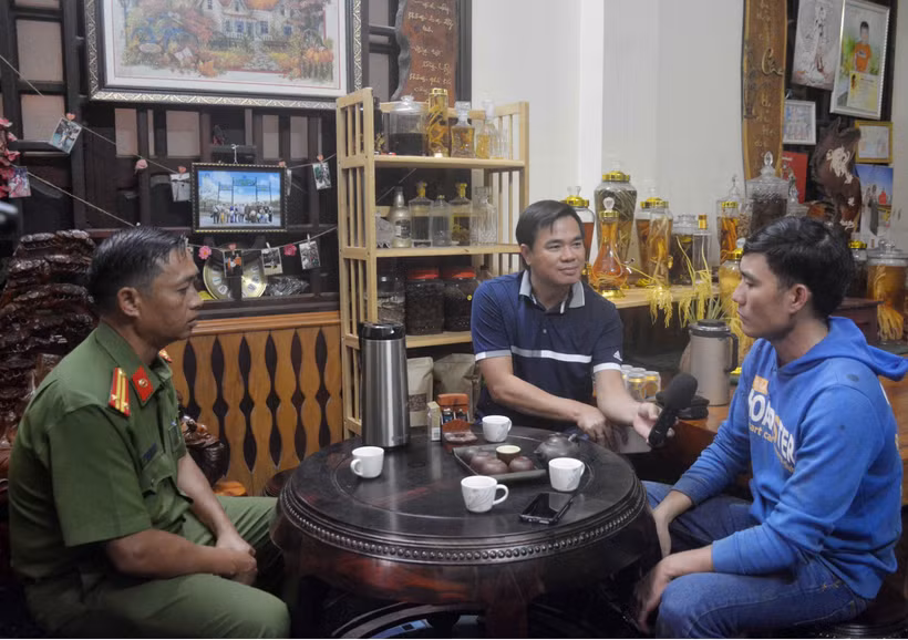 Anh Phạm Văn Lương (ngoài cùng bên phải) chia sẻ về quá khứ lầm lỗi và hành trình hoàn lương của bản thân. Ảnh: Hoài Thu – TTXVN