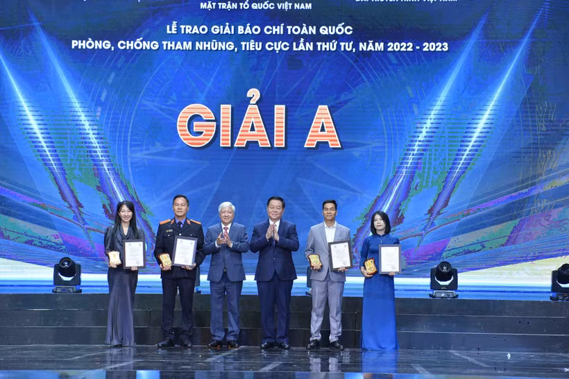 Trưởng Ban Tuyên giáo Trung ương Nguyễn Trọng Nghĩa và Chủ tịch UBTƯ MTTQ Việt Nam Đỗ Văn Chiến trao Giải A cho các tác giả. Ảnh: Minh Đức – TTXVN