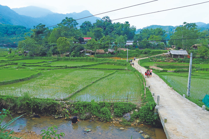 Bản làng của đồng bào dân tộc Pà Thẻn sinh sống tại tỉnh Tuyên Quang không ngừng đổi thay với nhiều ngôi nhà khang trang, đường bê tông mới xây dựng. Ảnh: An Thành Đạt