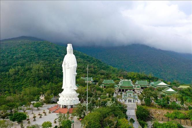 Tượng Bồ Tát Quán Thế Âm và khu vực Chánh điện của Chùa Linh Ứng - Bãi Bụt. Ảnh: Trần Lê Lâm – TTXVN