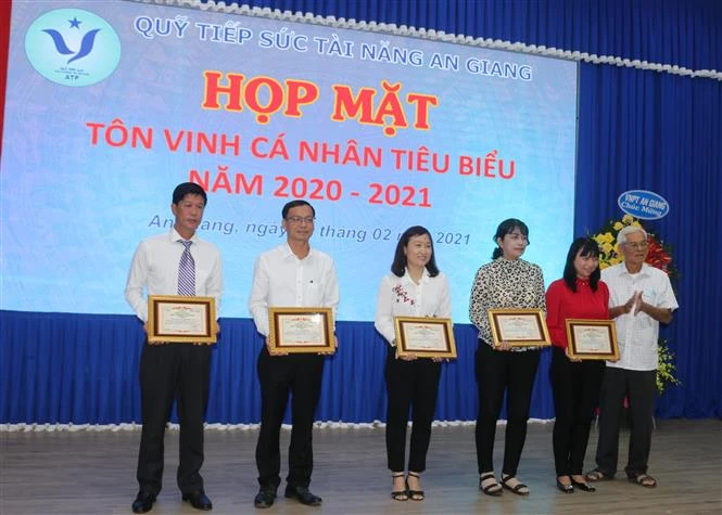 An Giang tôn vinh, khen thưởng 66 tập thể, cá nhân xuất sắc tiêu biểu