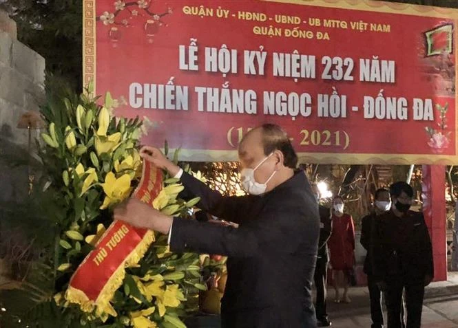 Thủ tướng dâng hương tại Tượng đài Quang Trung - Nguyễn Huệ