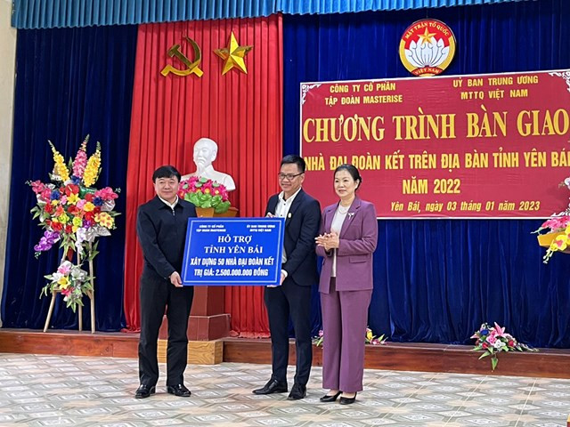 Phó Chủ tịch Trương Thị Ngọc Ánh và đại diện Công ty Cổ phần Tập đoàn Masterise trao hỗ trợ xây dựng 50 nhà Đại đoàn kết cho tỉnh Yên Bái. Ảnh: daidoanket.vn