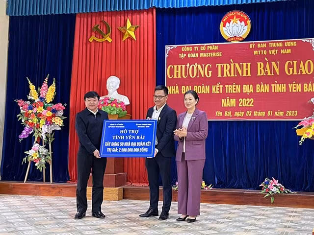 Phó Chủ tịch Trương Thị Ngọc Ánh và đại diện Công ty Cổ phần Tập đoàn Masterise trao hỗ trợ xây dựng 50 nhà Đại đoàn kết cho tỉnh Yên Bái. Ảnh: daidoanket.vn
