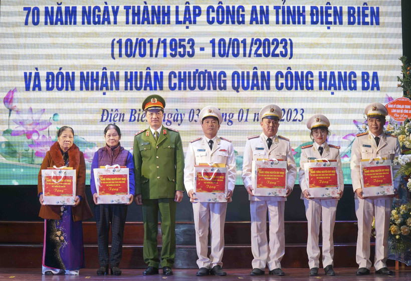Công an Điện Biên tăng cường xuống cơ sở, "3 cùng" với nhân dân