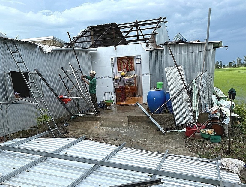 Mưa dông làm tốc mái nhà dân ở huyện Cờ Đỏ, thành phố Cần Thơ. Ảnh: TTXVN phát