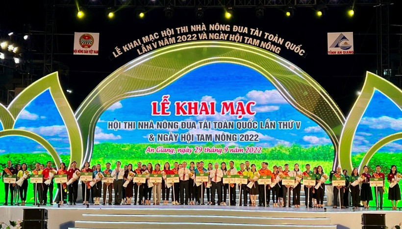 Các đội thi Nhà nông đua tài toàn quốc lần thứ V năm 2022 ra mắt trong đêm khai mạc. Ảnh: Thanh Sang - TTXVN