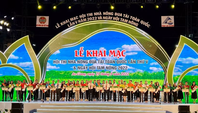 Các đội thi Nhà nông đua tài toàn quốc lần thứ V năm 2022 ra mắt trong đêm khai mạc. Ảnh: Thanh Sang - TTXVN
