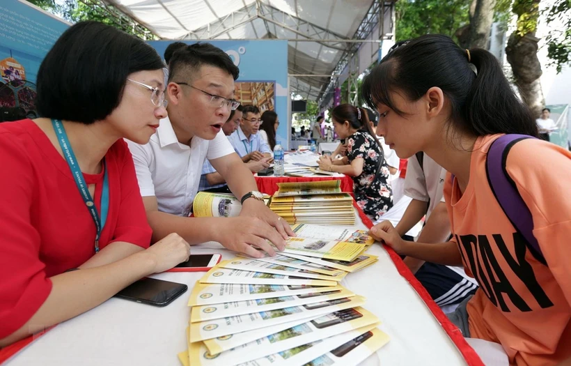 Học viện Tài chính tư vấn xét tuyển tại Ngày hội Tư vấn xét tuyển Đại học, Cao đẳng năm 2019. Ảnh: Anh Tuấn - TTXVN