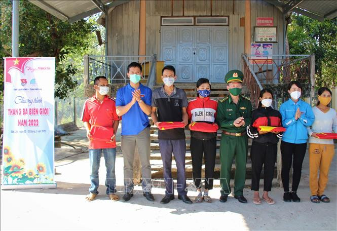 Tặng cờ tổ quốc cho nhân dân buôn Drang Phôk, xã Krông Na, huyện Buôn Đôn, tỉnh Đắk Lắk. Ảnh: Hoài Thu – TTXVN