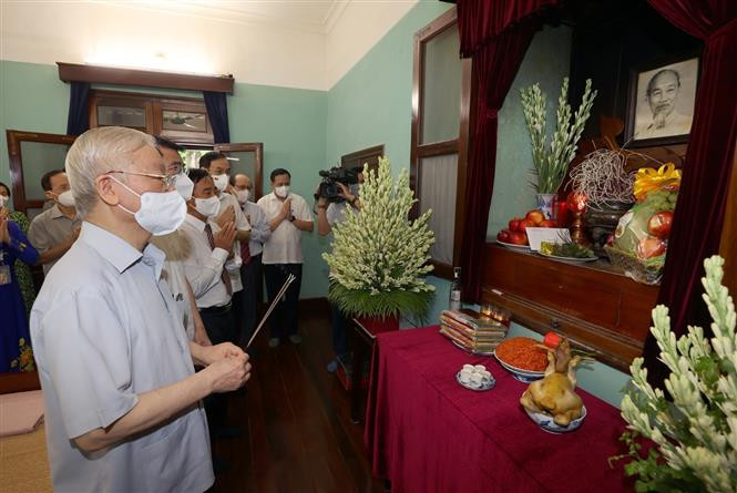 76 năm Quốc khánh: Tổng Bí thư Nguyễn Phú Trọng dâng hương tưởng niệm Chủ tịch Hồ Chí Minh