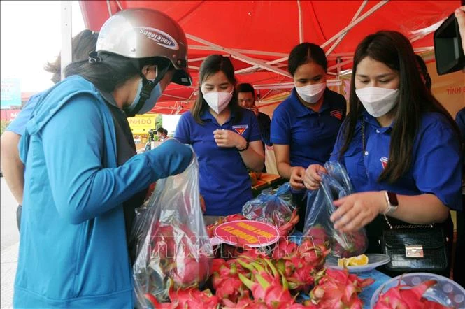 Đoàn viên thanh niên Tỉnh đoàn Sơn La bán các mặt hàng nông sản cho nông dân của tỉnh Sơn La tại Chương trình. Ảnh: Quang Quyết-TTXVN