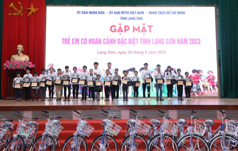 Biểu dương thành tích và tặng quà trẻ em có hoàn cảnh đặc biệt khó khăn vươn lên học giỏi năm học 2023 – 2024 tại buổi Gặp mặt. Ảnh: Anh Tuấn – TTXVN
