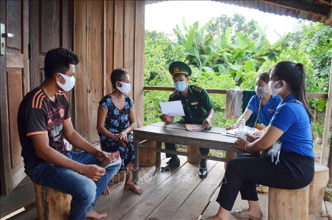 Cán bộ, chiến sĩ Đồn Biên phòng Sê Rê Pốk tuyên truyền cho bà con nhân dân khu vực biên giới về các biện pháp phòng, chống địch bệnh COVID-19. Ảnh: TTXVN phát