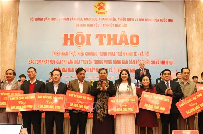 Đồng chí Tòng Thị Phóng, Ủy viên Bộ Chính trị, Phó Chủ tịch Thường trực Quốc hội trao quà của hộ nghèo dân tộc thiểu số cho đại diện các tỉnh Tây Nguyên và Duyên hải Miền trung. Ảnh: Tuấn Anh – TTXVN