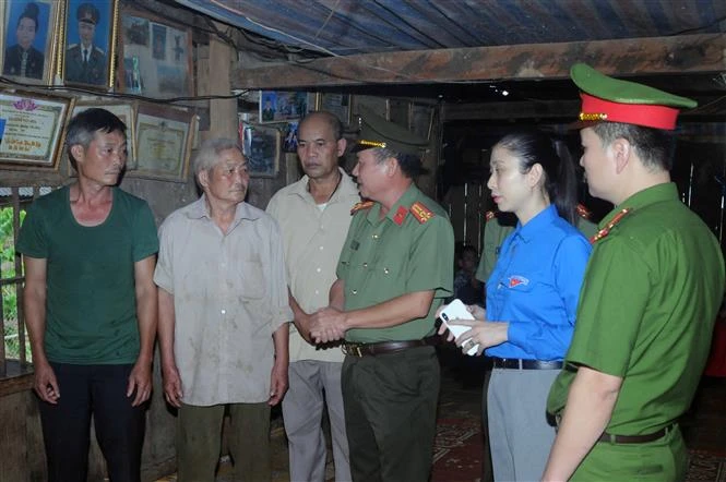 Sơn La truy tặng Huy hiệu “Tuổi trẻ dũng cảm”cho đồng chí Quàng Văn Xôm