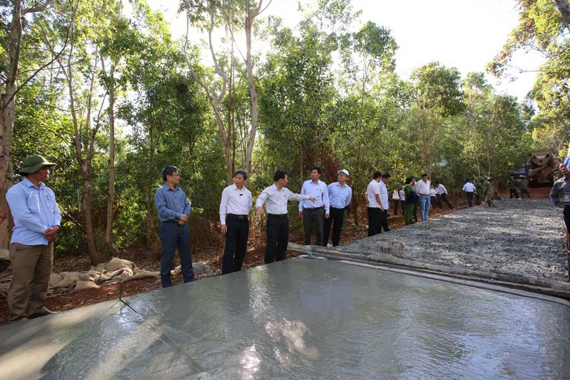 Chung sức giảm nghèo cho “ốc đảo” PYầu