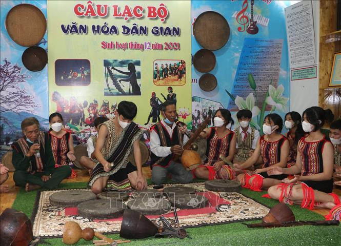 Các nghệ nhân chỉ dạy học sinh các nhạc cụ, bài hát của đồng bào Ca Dong. Ảnh: Đinh Hương - TTXVN