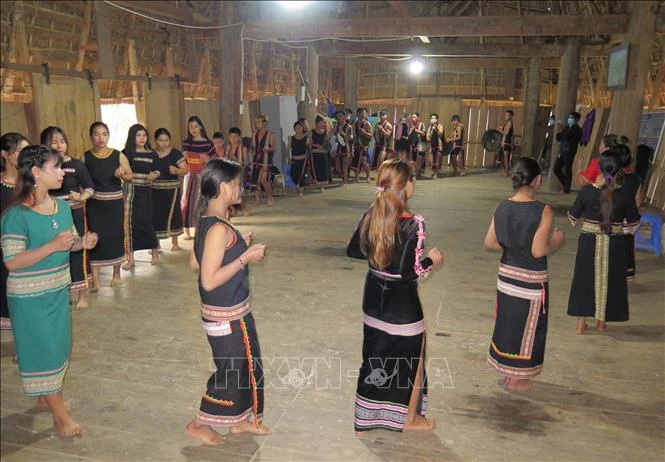 Lớp học cồng chiêng, múa xoan của Làng du lịch cộng đồng Kon Pring, thị trấn Măng Đen, huyện Kon Plông đã dạy cho hơn 20 thanh, thiếu niên trong làng biết đánh cồng chiêng, múa xoan. Ảnh: Dư Toán – TTXVN
