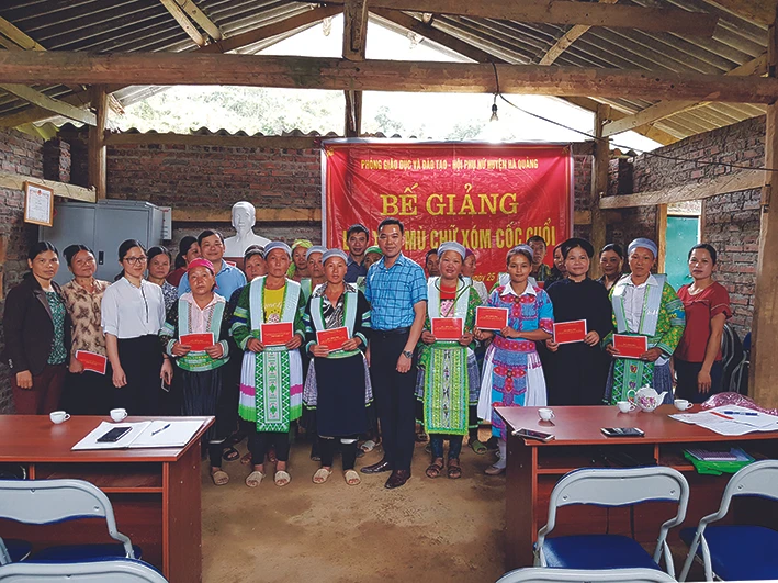Lễ bế giảng lớp xóa mù chữ xóm Cốc Cuổi, xã Đa Thông do Hội phụ nữ huyện Hà Quảng tổ chức. Ảnh: Hoàng Hà