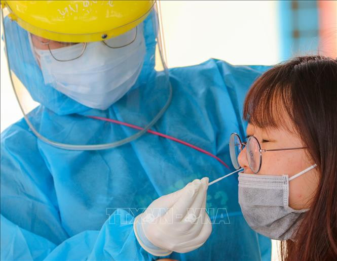 Lấy mẫu xét nghiệm cho người nước ngoài tại quận Sơn Trà (Đà Nẵng). Ảnh: Trần Lê Lâm - TTXVN